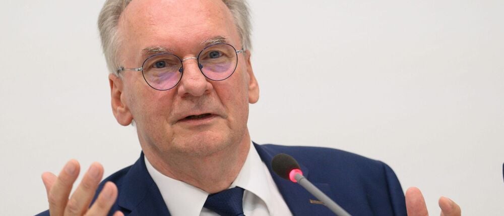 Ministerpräsident Reiner Haseloff will ausreichend Unterstützung für die Chemiebranche. (Archivbild)