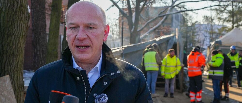 Regierender Bürgermeister von Berlin, gibt vor dem Umspannwerk an der Argentinischen Allee ein Statement, nachdem er sich bei den Beschäftigten für ihre Arbeit bei der Wiederherstellung der Stromversorgung bedankt hat. (Archivbild)