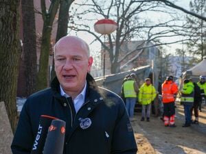 Regierender Bürgermeister von Berlin, gibt vor dem Umspannwerk an der Argentinischen Allee ein Statement, nachdem er sich bei den Beschäftigten für ihre Arbeit bei der Wiederherstellung der Stromversorgung bedankt hat. (Archivbild)