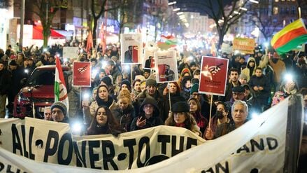 Hunderte von Menschen zogen in Berlin durch die Stadt, um Unterstützung für die Massenproteste im Iran zu zeigen. 