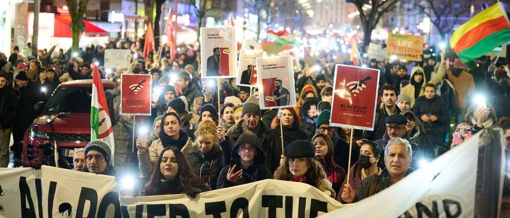 Hunderte von Menschen zogen in Berlin durch die Stadt, um Unterstützung für die Massenproteste im Iran zu zeigen. 