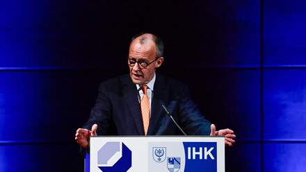 Kanzler Friedrich Merz in Halle.