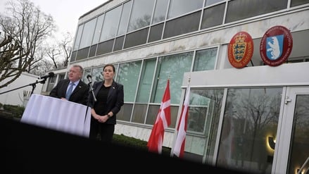 Lars Løkke Rasmussen und Vivian Motzfeldt vor der dänischen Botschaft in Washington.