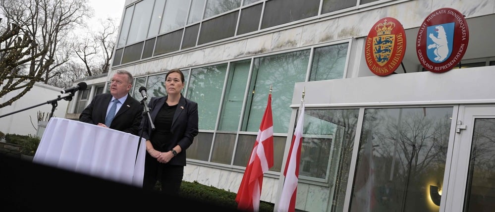 Lars Løkke Rasmussen und Vivian Motzfeldt vor der dänischen Botschaft in Washington.