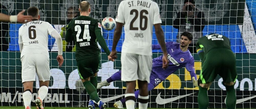 Tor-Debüt: Christian Eriksen schießt per Handelfmeter seinen ersten Bundesliga-Treffer für den VfL Wolfsburg.