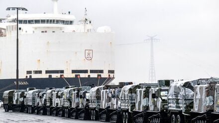 So ähnlich wie auf diesem Archivbild aus dem Februar 2024 könnte es aussehen, wenn Gerät für einen Einsatz in arktischen Gefilden verladen wird.