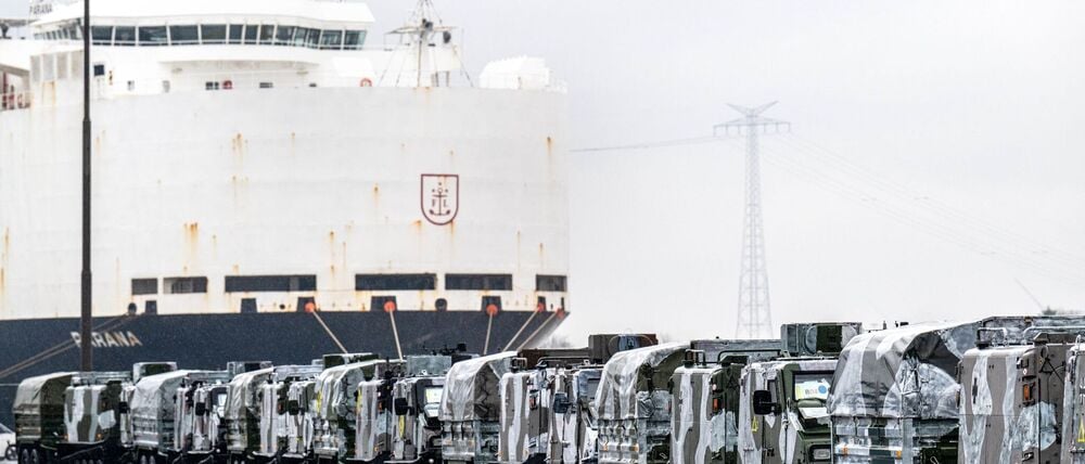 So ähnlich wie auf diesem Archivbild aus dem Februar 2024 könnte es aussehen, wenn Gerät für einen Einsatz in arktischen Gefilden verladen wird.