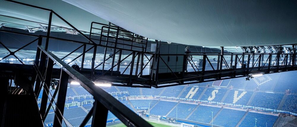 Durch Tauwasser infolge des starken Wintertreibens im Norden sind Beulen in der Dachmembran des Hamburger Volksparkstadions erkennbar. 