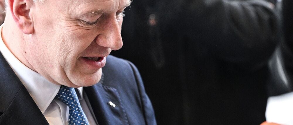 Berlins Regierender Bürgermeister Kai Wegner (CDU) verteidigt sein Verhalten am ersten Tag des Stromausfalls weiterhin. (Archivbild)