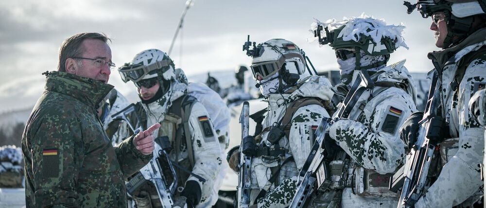 Pistorius bei Gebirgsjägerübung im Hohen Norden