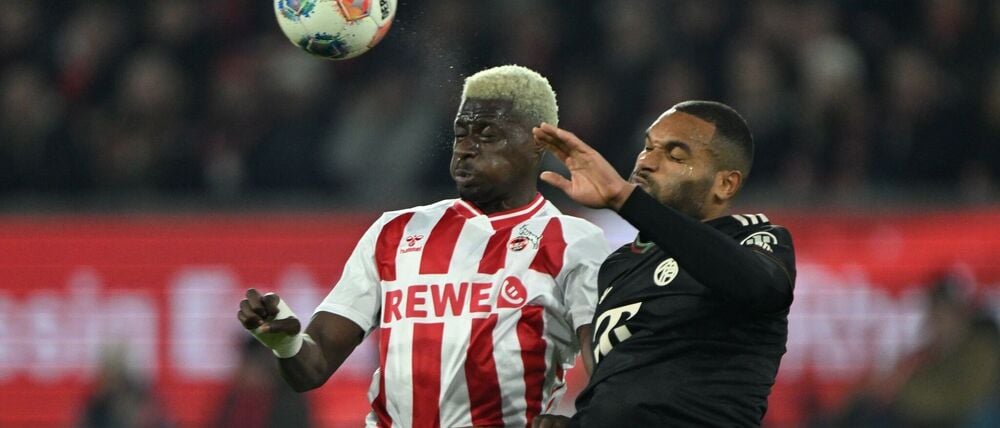 Das Duell zwischen Köln und Bayern München war lange Zeit auf Augenhöhe: Hier kämpfen Jonathan Tah (Bayern München) und Ragnar Ache um den Ball.