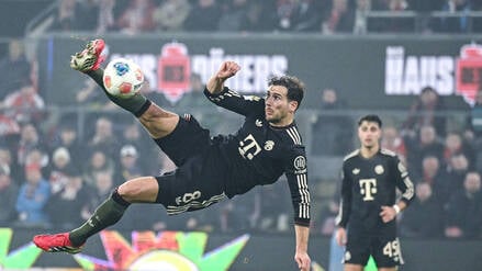 14.01.2026, Fussball 1. Bundesliga 2025/2026, 17. Spieltag, 1.FC Köln - FC Bayern München, im Rhein-Energie-Stadion Köln. Fallrückzieher Leon Goretzka FC Bayern München ***DFL and DFB regulations prohibit any use of photographs as image sequences and/or quasi-video.*** *** 14 01 2026, Soccer 1 Bundesliga 2025 2026, Matchday 17, 1 FC Köln FC Bayern München, im Rhein Energie Stadion Köln Fallrückzieher Leon Goretzka FC Bayern München DFL and DFB regulations prohibit any use of photographs as image sequences and or quasi video