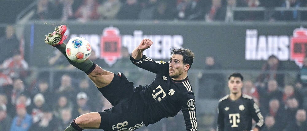 14.01.2026, Fussball 1. Bundesliga 2025/2026, 17. Spieltag, 1.FC Köln - FC Bayern München, im Rhein-Energie-Stadion Köln. Fallrückzieher Leon Goretzka FC Bayern München ***DFL and DFB regulations prohibit any use of photographs as image sequences and/or quasi-video.*** *** 14 01 2026, Soccer 1 Bundesliga 2025 2026, Matchday 17, 1 FC Köln FC Bayern München, im Rhein Energie Stadion Köln Fallrückzieher Leon Goretzka FC Bayern München DFL and DFB regulations prohibit any use of photographs as image sequences and or quasi video