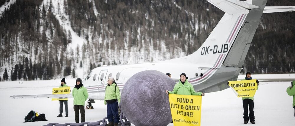 Im vergangenen Jahr hat Greenpeace in Davos gegen Privatflüge demonstriert. (Archivbild)