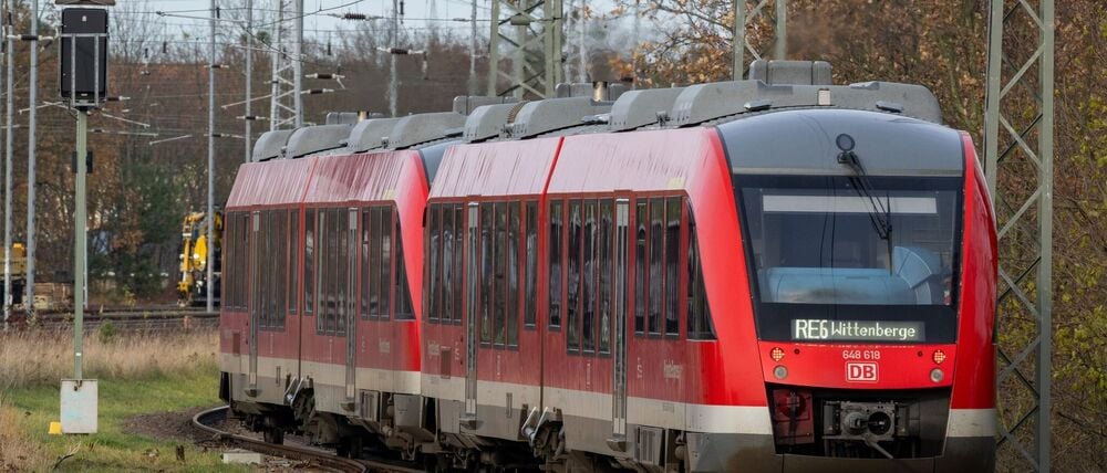 Der Regionalexpress RE6 - auch Prignitz-Express genannt - soll trotz eines Warnstreiks am Donnerstagmorgen fahren, sagt die Deutsche Bahn. (Archivbild) 