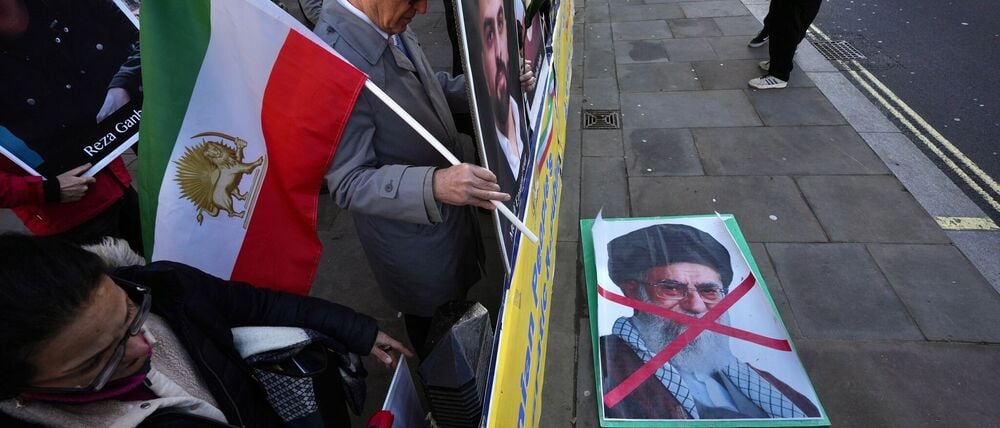 Auch in London protestieren Menschen gegen die Führung der Islamischen Republik.