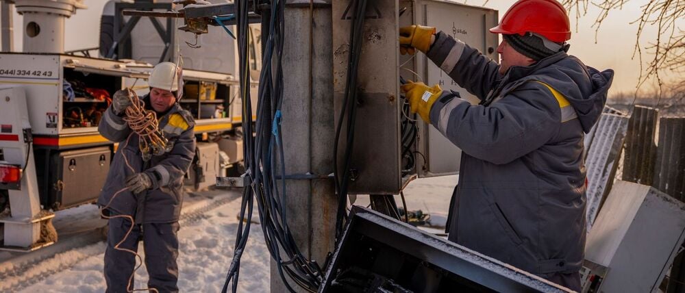 Elektriker in Kiew kämpfen um eine Wiederherstellung der Stromversorgung.