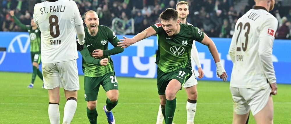 Wolfsburgs Matchwinner: Christian Eriksen (l) und Dzenan Pejcinovic (r) jubeln nach dem Tor zum 2:1-Sieg gegen den FC St. Pauli. 