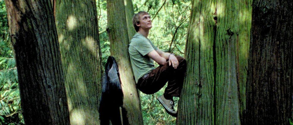 Enzo Brumm als Student Hannes in einer Szene des Films.