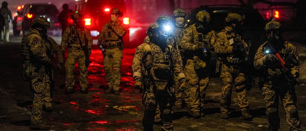 Mitglieder der Strafverfolgungsbehörden versammeln sich, während die Spannungen steigen, nachdem Bundespolizisten in einen Schusswechsel verwickelt waren.