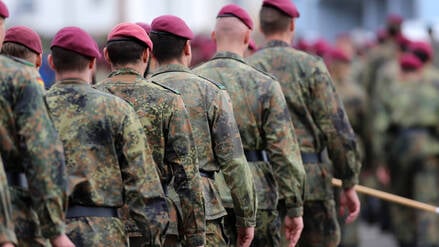 Soldaten des Fallschirmjägerregiment 26 beim Marsch von der Grasrennbahn zur Niederauerbach-Kaserne in Zweibrücken. Gegen einige Soldaten stehen derzeit schwerwiegende Vorwürfe im Raum. 