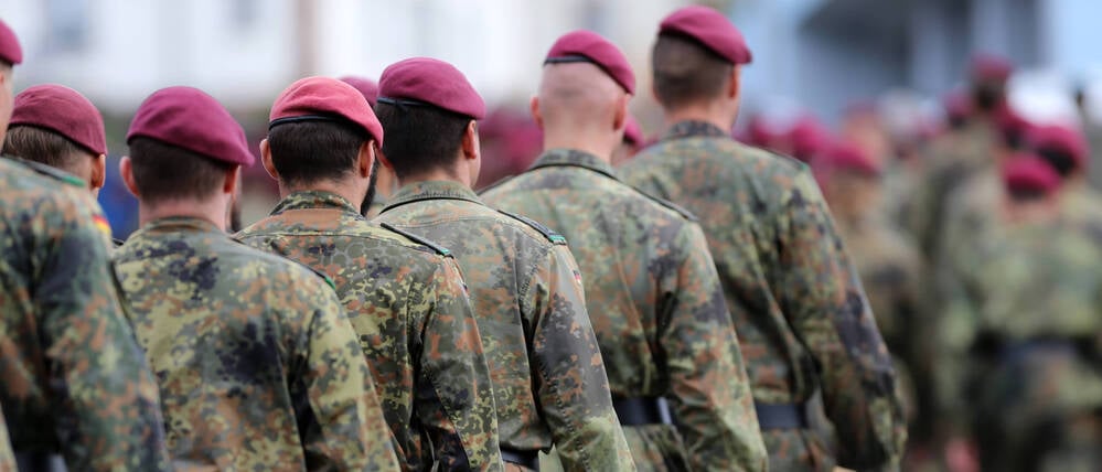 Soldaten des Fallschirmjägerregiment 26 beim Marsch von der Grasrennbahn zur Niederauerbach-Kaserne in Zweibrücken. Gegen einige Soldaten stehen derzeit schwerwiegende Vorwürfe im Raum. 