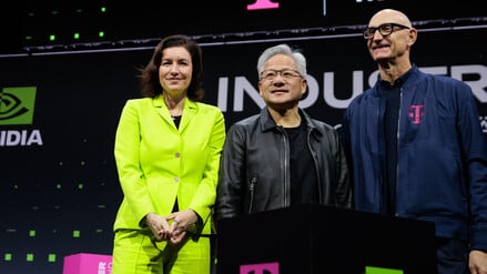 Dorothee Bär (CSU, l.), Bundesministerin für Forschung, Technologie und Raumfahrt, mit Nvidia-Chef Jensen Huang (m.) und Telekom-Vorstand Tim Höttges (r.) bei der Vorstellung einer neuen KI-Fabrik der beiden Unternehmen. 