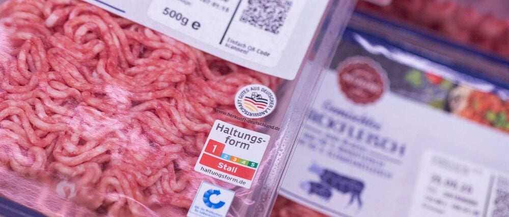 Bei Rindfleisch aus dem SB-Regal kamen 2024 noch 62,4 Prozent aus der untersten Haltungsstufe 1 - nach 75,6 Prozent im Jahr zuvor.