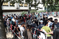 Auf ein Neues: Auch am Montag stehen vor dem Berliner Flüchtlings-Amt Lageso wieder Hunderte Asylbewerber.