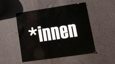 Aufkleber mit Aufschrift *innen an einem Stromkasten in Frankfurt, Hessen, Deutschland *** sticker with inscription inside on a power box in Frankfurt, Hessen, Germany 
