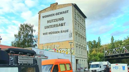 „Wir müssen raus“ steht auf der „Wartenburg“. Die Bewohner:innen wollen weiter kämpfen vor Gericht. 