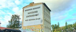 „Wir müssen raus“ steht auf der „Wartenburg“. Die Bewohner:innen wollen weiter kämpfen vor Gericht. 