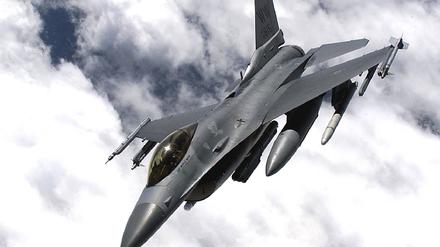 F16