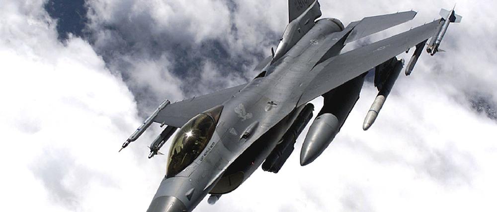 F16