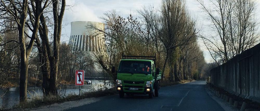 Der Sophienwerderweg. Hinten Kraftwerk, links entsteht die Brücke.