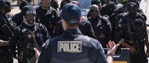 29.05.2021, USA, Tulsa: Demonstranten sprechen mit der Polizei im historischen Stadtteil Greenwood bei einem Second Amendment Marsch während des hundertjährigen Gedenkens an das Tulsa Race Massacre. Foto: John Locher/AP/dpa +++ dpa-Bildfunk +++