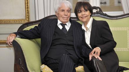 Der Entertainer Johannes Heesters und seine Frau Simone Rethel-Heesters sitzen am 16.12.2009 im Rahmen einer Pressekonferenz zum Film „Johannes ‘Jopi’ Heesters“ in München auf einem Sofa.