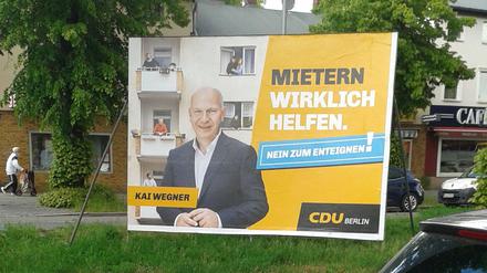 Kai Wegner grüßt am Brunsbütteler Damm.