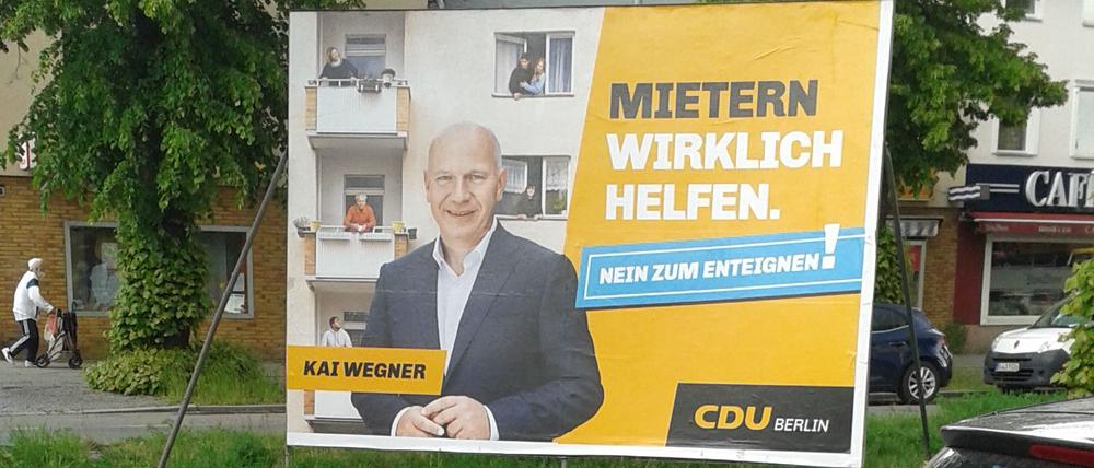 Kai Wegner grüßt am Brunsbütteler Damm.
