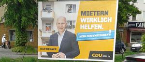 Kai Wegner grüßt am Brunsbütteler Damm.
