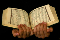 Im Koran sind Finanzspekulationen und Zinsen verboten. Korankonforme Anlagen spielen deswegen weltweit noch eine geringe Bedeutung.