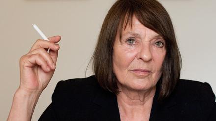 Die Berliner Schriftstellerin und passionierte Raucherin Monika Maron.