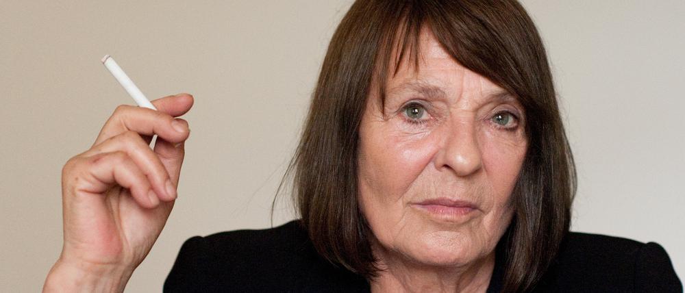 Die Berliner Schriftstellerin und passionierte Raucherin Monika Maron.