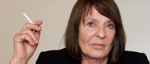 Die Berliner Schriftstellerin und passionierte Raucherin Monika Maron.
