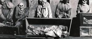 Ausstellung "Six Feet Under"