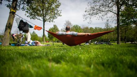 Ein Mann sitzt auf einer Hängematte.