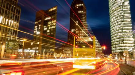 Fahrzeuge sind als bunte Streifen am Potsdamer Platz zu sehen (Langzeitbelichtung). (Wiederholung mit verändertem Bildausschnitt) +++ dpa-Bildfunk +++