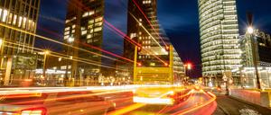 Fahrzeuge sind als bunte Streifen am Potsdamer Platz zu sehen (Langzeitbelichtung). (Wiederholung mit verändertem Bildausschnitt) +++ dpa-Bildfunk +++