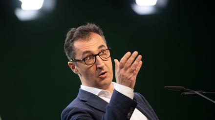 Cem Özdemir (Bündnis 90/Die Grünen) ist Vorsitzender des Verkehrsausschusses im Bundestag. Von 2008 bis 2018 war er Bundesvorsitzender seiner Partei.