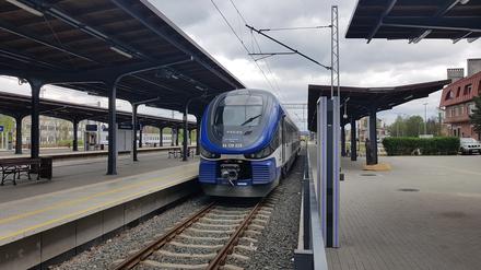 Ein Zug der Niederbarnimer Eisenbahn (NEB) von Berlin nach Jelenia Gora in Polen.